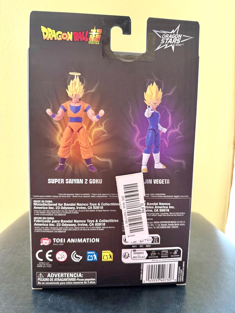 Puede incluir: Empaque de figuras de acci&oacute;n de Dragon Ball Super con Super Saiyan 2 Goku y Jin Vegeta. Las figuras se muestran con efectos de energ&iacute;a din&aacute;micos. El empaque incluye el logotipo de la serie Dragon Stars y la marca Toei Animation.