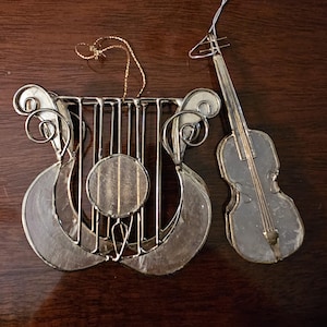Zwei Vintage Musikinstrumente Ornamente - Lyra & Violine Gold Metall und Muschelähnliches Material