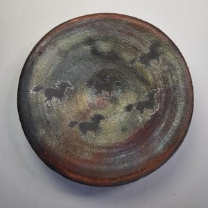 Jeremy Diller Gesigneerd Raku Pottery w Horses Bowl of Wall Hanging Art Decor iriserend
