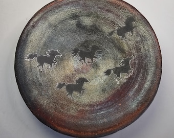 Bol o adorno de pared de cerámica Raku firmado por Jeremy Diller con caballos, iridiscente.