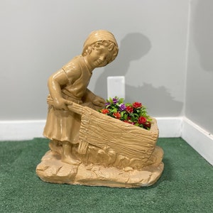 20-inch massief betonnen meisje duwt een kruiwagen met bloemen Betonnen standbeeld Handgemaakt en handgeschilderd buitenruimte- of tuinbeeld Bloempot