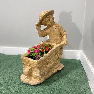 21 "massiver Betonjunge, der eine Schubkarre mit Blumen antreibt Betonstatue Handgemachte und handbemalte Außenraum- oder Gartenstatue Blumentopf