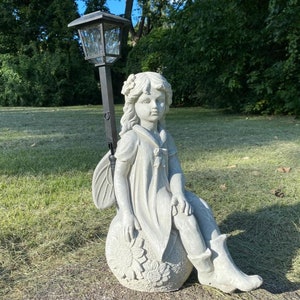 Statua solare da 21&quot; di fata con ali in cemento, statue solari da esterno, decorazioni da giardino, regali di compleanno, regali di inaugurazione della casa, luci solari resistenti alle intemperie