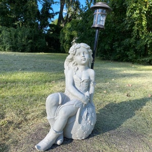 Statua di fata solare in cemento da 21&quot; con ali, statue solari per esterni, decorazioni da giardino, regali di compleanno, regali di inaugurazione della casa, luci solari resistenti alle intemperie