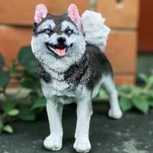 Filhote de Husky em pé em tamanho real, feito à mão para deixar seu jardim ou casa mais bonito. Estátua de jardim para cães, presente memorial para amantes de Husky.
