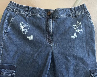 Handgebleichte Jeans mit Schmetterlings- und Blattdesigns, Upcycled-Denim-Hose mit geradem Bein