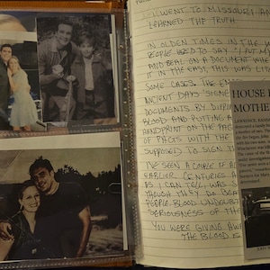 Może przedstawiać: Zbliżenie na skórzany dziennik z ręcznie pisanymi notatkami i zdjęciami. Dziennik jest otwarty na stronie z tekstem "Byłem w Missouri i poznałem prawdę." i "Pożar domu zabija matkę dwójki dzieci". Zdjęcia przedstawiają rodzinę i parę.