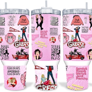 Può includere: Un bicchiere in acciaio inossidabile rosa e bianco con un design a tema Grease. Il bicchiere presenta immagini dei personaggi del film, tra cui Sandy, Danny, Rizzo e Kenickie. Il bicchiere presenta anche testo del film, come "Summer Lovin' Had Me a Blast!" e "You're the One That I Want."