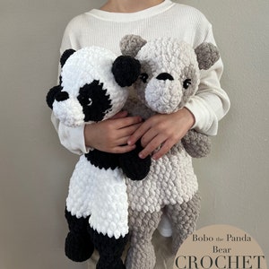 Puede incluir: Dos osos de peluche de ganchillo son sostenidos. Uno es un oso panda con pelaje blanco y negro, el otro es un oso gris claro. La imagen incluye el texto "Bobo the Panda Bear CROCHET PATTERN PDF English."