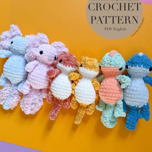 Pode incluir: Uma coleção de pelúcias de crochê coloridas e feitas à mão em várias cores, incluindo azul, rosa, laranja e amarelo. As pelúcias são dispostas sobre um fundo amarelo e roxo. A imagem também inclui o texto "ABC Pattern Bundle CROCHET PATTERN PDF English".