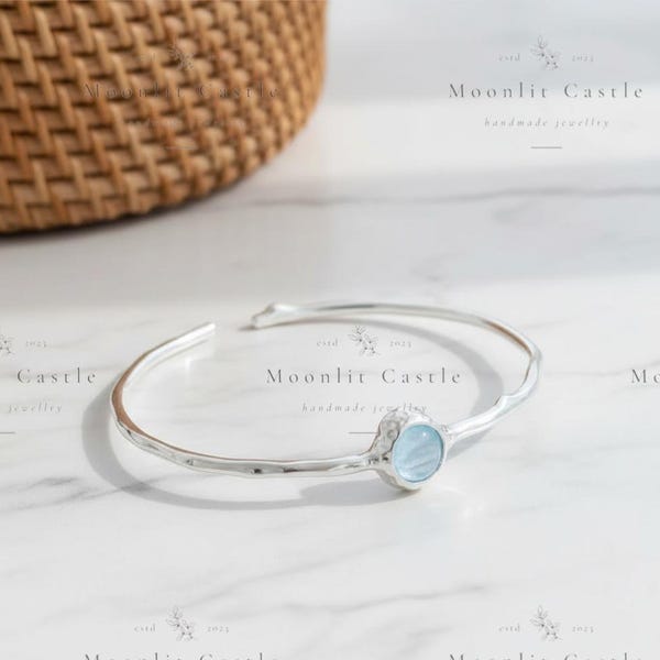 Brazalete minimalista de estilo vintage con aguamarina y circonita cúbica ajustable en plata de ley.