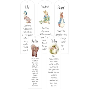 Puede incluir: Cuatro diseños de marcapáginas coloridos con ilustraciones de personajes de Peter Rabbit. Los marcapáginas son blancos con texto negro y presentan los nombres Lily, Freddie, Arlo, Millie y Sam. El texto en los marcapáginas incluye citas de las historias de Peter Rabbit.
