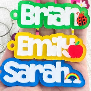Personalized Acrylic Name Tag Keychain – Custom Backpack Tag for Kids, Cute Name Label with Icon, Gift for School, Bag Tag, Colorful Name ID