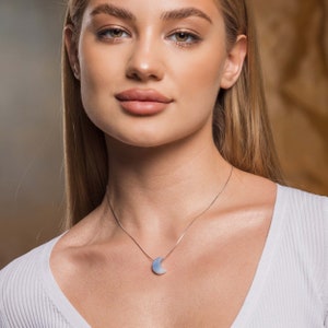 Collier croissant de lune avec opale bleue