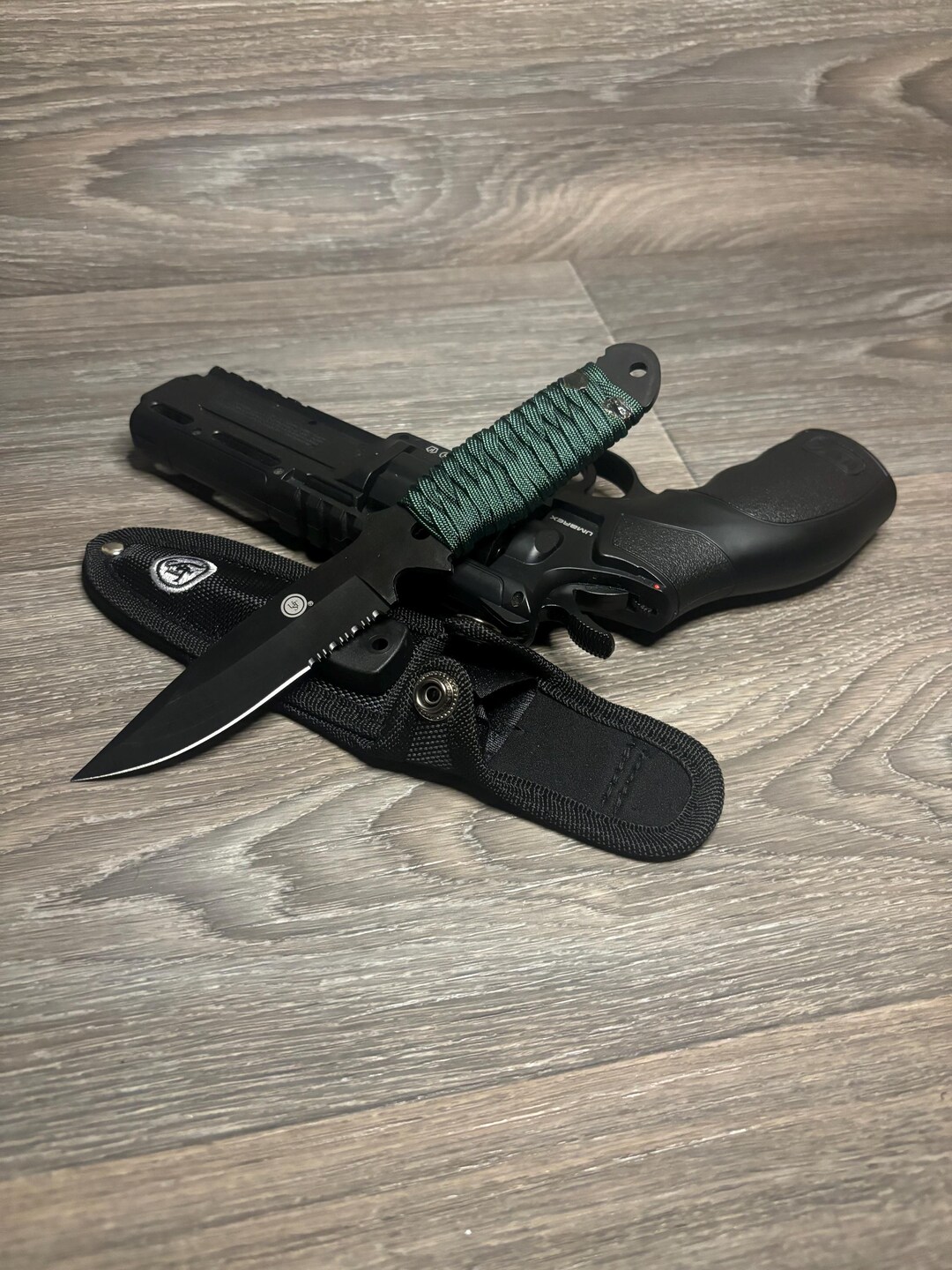 ステンレススチール製タクティカルナイフ：パラコードハンドル