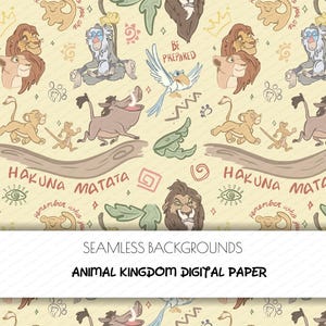 Puede incluir: Papel digital sin costuras con personajes del Reino Animal. El diseño incluye ilustraciones de leones, jabalíes, suricatos y aves, junto con la frase "Hakuna Matata" y otros elementos de texto sobre un fondo amarillo claro.