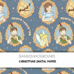 Puede incluir: Papel digital sin costuras con un patrón repetido de personajes de Peter Pan en marcos ornamentados. El diseño presenta a Peter Pan tocando la flauta, Wendy, Campanilla y el texto "NEVER GROW UP". El fondo es azul con pequeñas estrellas.