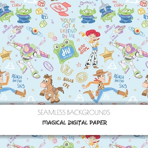 Könnte beinhalten: Ein hellblaues digitales Papier mit einem Muster aus Zeichentrickfiguren wie Woody, Jessie, Buzz Lightyear, Bullseye und grünen Außerirdischen. Das Design enthält Texte wie You've Got A Friend In Me, Reach For The Sky, Cow Girl und The Claw sowie Sterne, Raketen und Sheriff-Sterne.