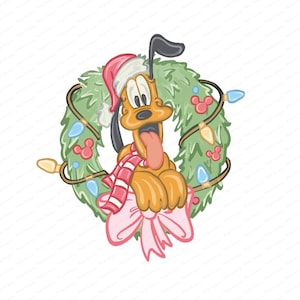Puede incluir: Un perro de dibujos animados con pelaje color canela, orejas negras y lengua larga, que lleva un gorro de Papá Noel rojo y blanco y una bufanda a rayas rojas y blancas. El perro está dentro de una corona verde decorada con luces de colores.