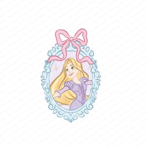 Op de afbeelding: Illustratie van een prinses met lang blond haar in een paarse jurk, omlijst door een lichtblauwe ovaal met een roze strik bovenaan. De prinses lacht met groene ogen en de achtergrond is lichtpaars.