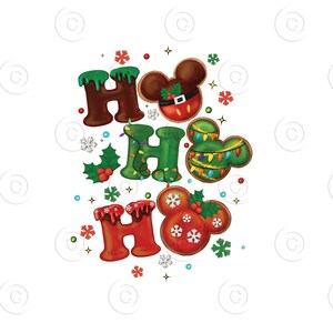 Może przedstawiać: Wzór świąteczny z napisem "Ho Ho Ho" w postaci liter z piernika ozdobionych zielonym i czerwonym lukrem. Każda litera ozdobiona jest ciasteczkiem w kształcie głowy Myszki Miki, każde z innym wzorem. Tło jest białe z płatkami śniegu i innymi świątecznymi ozdobami.