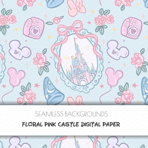 Może przedstawiać: Bezszwowy wzór papieru cyfrowego z jasnoniebieskim tłem. Wzór zawiera różowe zamki, róże, kokardy, kształty Myszki Miki, aparaty fotograficzne i kapelusze czarodziejów. Tekst na dole brzmi "FLORAL PINK CASTLE DIGITAL PAPER".