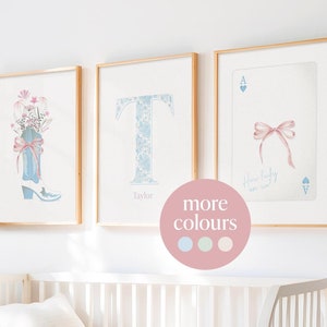 Conjunto de 3 estampas personalizadas de cowgirl costeira com nome, letra de berçário personalizada, estampa de bota de cowgirl floral, laço, arte de parede, decoração de dormitório para meninas adolescentes