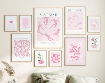 Könnte beinhalten: Ein Schlafzimmer-Interieur mit einem grünen Bettbezug und einer Wandgalerie mit rosa gerahmten Drucken. Die Drucke zeigen florale Designs, abstrakte Figuren und Text. Der Text auf den Drucken lautet "MATISSE", "PICASSO", "WILLIAM MORRIS", "SUMMER MARKET", "NEW YORK" und "Yes girl you can."