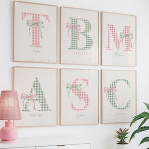 Gepersonaliseerde gingang kamergenoot naam eerste print aangepaste strik poster college slaapzaal decor cadeau voor meisjes appartement preppy slaapzaal bord brief