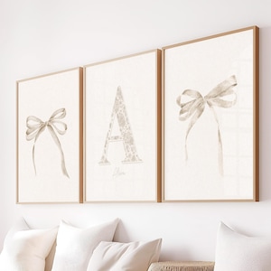 Juego de 3 impresiones de lazo beige con nombre personalizado, arte de pared para guardería, inicial floral estilo chinoiserie, decoración de apartamento universitario preppy, póster con letras personalizadas