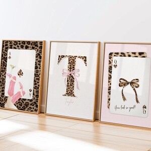 Juego de 3 piezas de arte de pared con lazo personalizado con estampado de leopardo y nombre personalizado, naipes, arte de pared para dormitorio de adolescente, decoración de dormitorio femenino, apartamento universitario