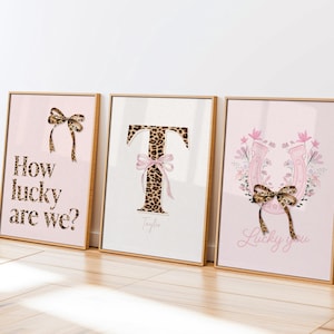 Conjunto de pôsteres de laço personalizado com nome de leopardo, conjunto de 3 pôsteres de decoração de dormitório Lucky You, presente para decoração de quarto de menina adolescente, arte de parede, letra inicial de bebê