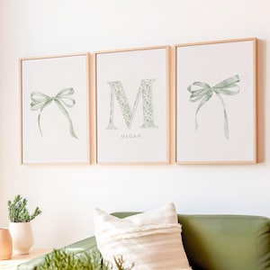 Juego de 3 impresiones de lazo verde con nombre personalizado, arte de pared para guardería, inicial floral estilo chinoiserie, decoración de apartamento universitario preppy, póster con letras personalizadas