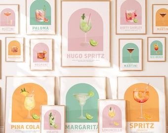Pode incluir: Uma coleção de quadros de arte de parede com ilustrações de vários coquetéis. Cada impressão exibe o nome de uma bebida específica, como Hugo Spritz, Margarita e Pina Colada, sobre um fundo arqueado em tons pastel.