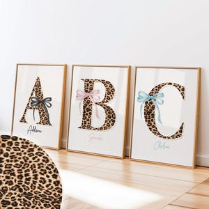 Gepersonaliseerde kamergenoot naam eerste print aangepaste luipaardprint strik poster college slaapzaal decor cadeau voor meisjes appartement preppy slaapzaal bord