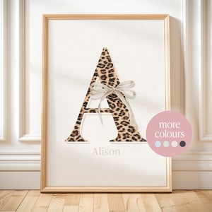 Arte de pared con lazo y nombre personalizado con estampado de leopardo, regalo para niña, decoración de dormitorio, apartamento universitario preppy, póster con lazo moderno, letrero para bebé recién nacido