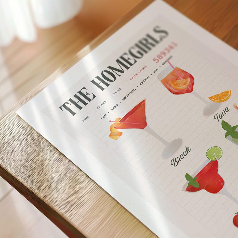 Op de afbeelding: Een print met de tekst "THE HOMEGIRLS" en illustraties van cocktails. De print bevat de woorden "DATE", "SERVER", "TABLE" en "CHECK NUMBER". De cocktails zijn in tinten rood en oranje.