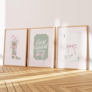 Lot de 3 imprimés de chambre d'enfant coquette vert sauge et rose avec un arc quelle chance avons-nous de jouer aux cartes, impression florale de botte de cow-girl, décoration de dortoir