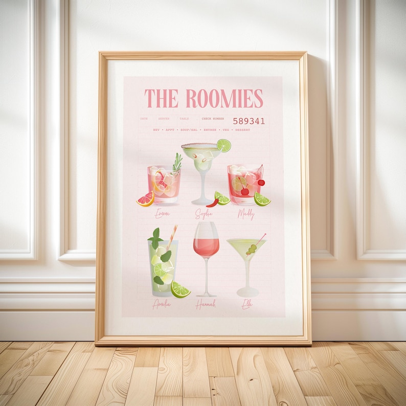 Op de afbeelding: Een ingelijste print met aquarel illustraties van cocktails. De print heeft de titel "THE ROOMIES" en bevat de namen van de cocktails en de namen van de mensen. De cocktails omvatten een margarita, een mojito en een glas wijn.