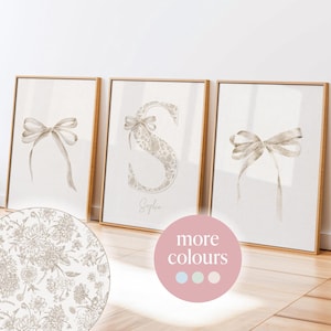 Juego de 3 impresiones artísticas con inicial de nombre personalizada con lazo beige, arte de pared imprimible para guardería, lazo coqueto, regalo para dormitorio de niña, letrero personalizado para bebé neutro
