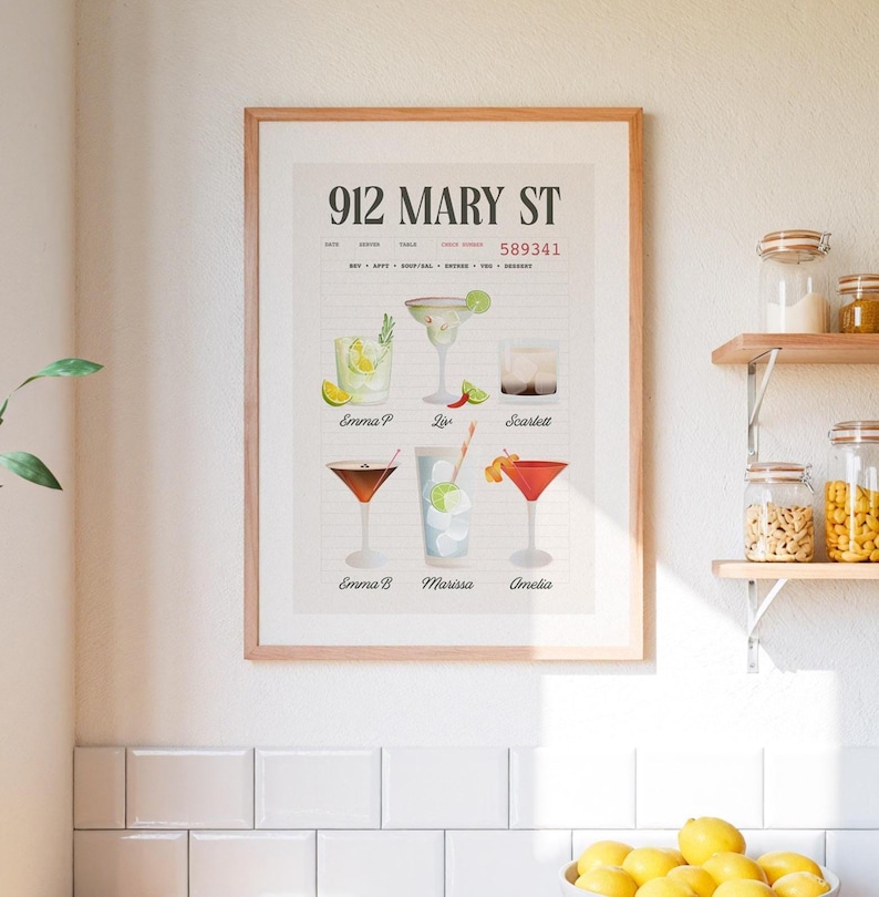Op de afbeelding: Een ingelijste print met een lijst van cocktails met namen. De print heeft het adres "912 MARY ST" bovenaan. De cocktails omvatten een margarita, een martini en andere mixdranken, elk met een naam eronder.