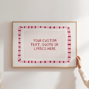 カスタム引用句プリントの個性的なウォールアート：あなたのテキストポスター、レトロなタイポグラフィプリント、カラフルなホームデコレーション、ヴィンテージストライププリント（デジタルダウンロード）