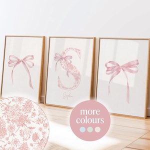 Juego de 3 impresiones iniciales con nombre personalizado y lazo rosa, lazo rosa imprimible, bonito apartamento universitario, coqueto, decoración de dormitorio, regalo para niñas, mejor amiga