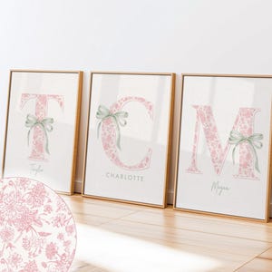 Póster personalizado con inicial de nombre de compañero de piso, lazo personalizado, decoración para dormitorio universitario, regalo para chicas, apartamento, letrero floral preppy, letra de flor