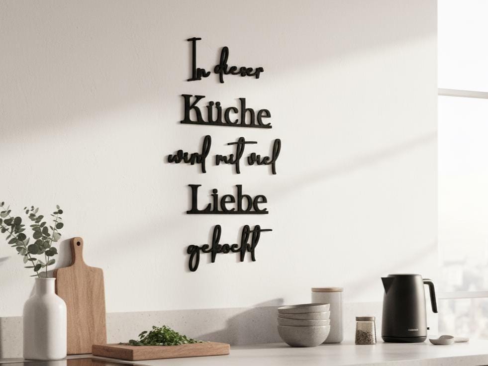 Holzschriftzug In dieser Küche wird mit viel Liebe gekocht – dekorative Wanddeko für Küche & Essbereich