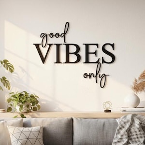 Holzschriftzug Good Vibes only – Wanddeko für Wohnzimmer, Büro & Jugendzimmer