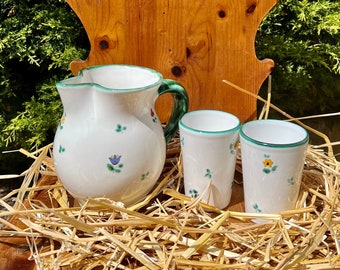 Gmundner Keramik Österreich/Gmundener Keramik Österreich. Vintage Keramikkrug und zwei Milch-/Wasser-/heiße Schokoladenbecher. Streublumenmotiv.