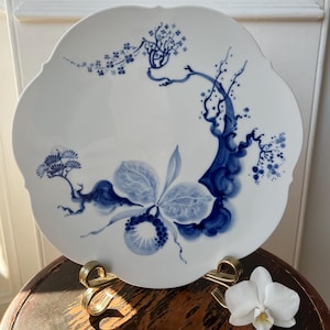 Beautiful vintage  plate  from a famous premium  Meissen manufacture. Two crossed swords. Blue Orchid.