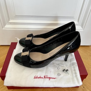 Vintage Salvatore Ferragamo shoes. Elegant and classic. Vara.