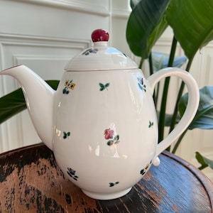 Gmundner Keramik Austria/Gmunden Pottery Austria. Vintage Coffee/ Tea pot.Scattered flowers line.